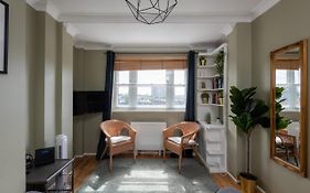 Wonderful 1BR Flat Fits 4 Guests - Newington